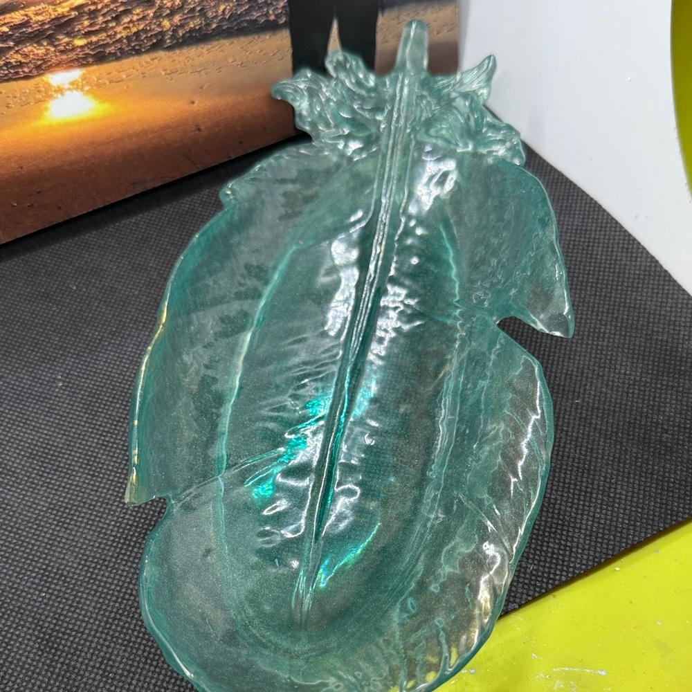 Elegant Resin Leaf Art Piece - Picture 14 of 14
